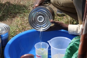 Aid workers distributing vegetable oil to beneficiaries የእርዳታ ሠራተኞች የምግብ ዘይት ሲያከፋፍሉ