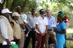 Ambassador Haslach interacting with food aid recipients at Abela Faricho JEOP Food Distribution Center አምባሳደር ሃስላክ በአቤላ ፋሪቾ ወረዳ ተገኝተው ከምግብ እርዳታ ተቀባዮች ጋር ሲነጋገሩ 