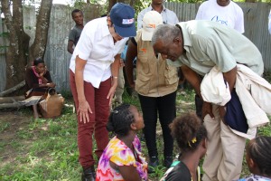 Ambassador Haslach interacting with food aid recipients at Abela Faricho JEOP Food Distribution Center አምባሳደር ሃስላክ በአቤላ ፋሪቾ ወረዳ ተገኝተው ከምግብ እርዳታ ተቀባዮች ጋር ሲነጋገሩ 