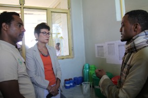 Health care officer explaining to Ambassador Haslach about services at the Stabilization Center for the treatment of malnourished children, Mirab Abaya አምባሳደር ሃስላክ በምዕራብ አባያ በምግብ እጥረት የተጎዱ ህጻናት ክብካቤ በሚያገኙበት የማገገሚያ ማዕከል በተገኙበት ወቅት ገለጻ ሲደረግላቸው 