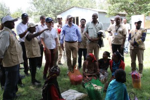 World Vision JEOP Program Manager introducing Ambassador Haslach to food aid recipients የወርልድ ቪዥን የምግብ እርዳታ ፕሮግራም ኃላፊ ለእርዳታ ተቀባዮቹ አምባሳደር ሃስላክን ሲያስተዋውቁ
