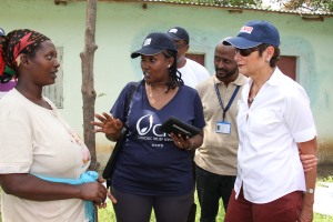 World Vision International staffer showing Ambassador Haslach food distribution monitoring system used at the food distribution center የወርልድ ቪዢን ኢንተርናሽናል ባልደረባ በምግብ ማከፋፈያ ማዕከሉ የምግብ እርዳታ ስርጭትን ለመቆጣጠር የሚያገለግል አሠራርን ለአምባሳደር ሃስላክ ሲያሳዩ 